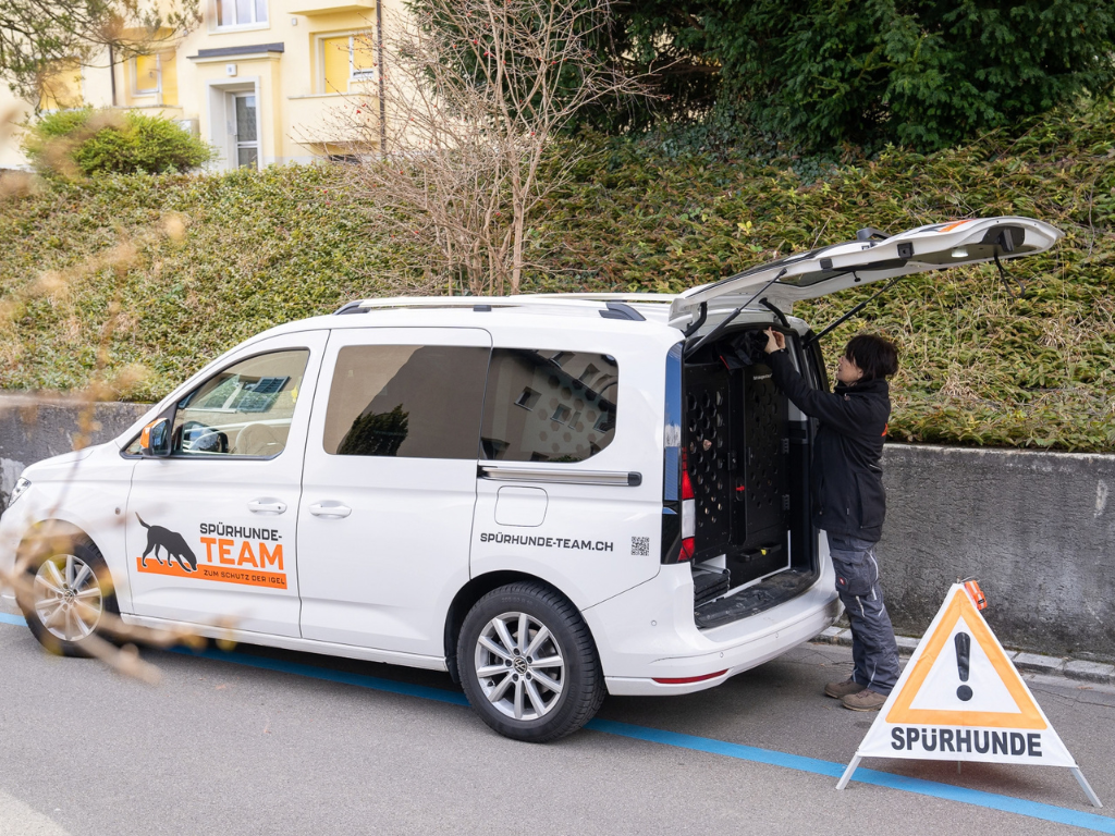 Einsatzfahrzeug des Spürhunde-Team Mirella Manser, bereit für den Spürhunde-Einsatz